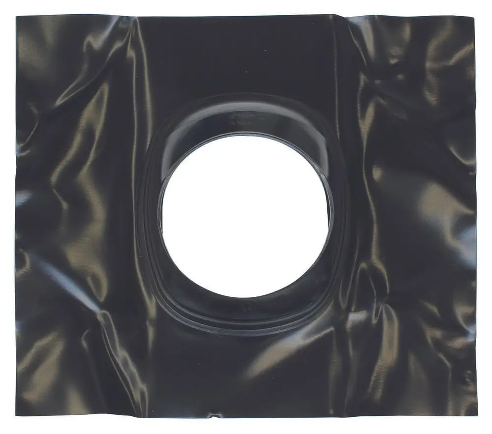 Schwarze flexible Dachpfanne mit zentralem Loch, geeignet für Abgassysteme, hergestellt von Vaillant, für eine einfache Installation und Abdichtung.